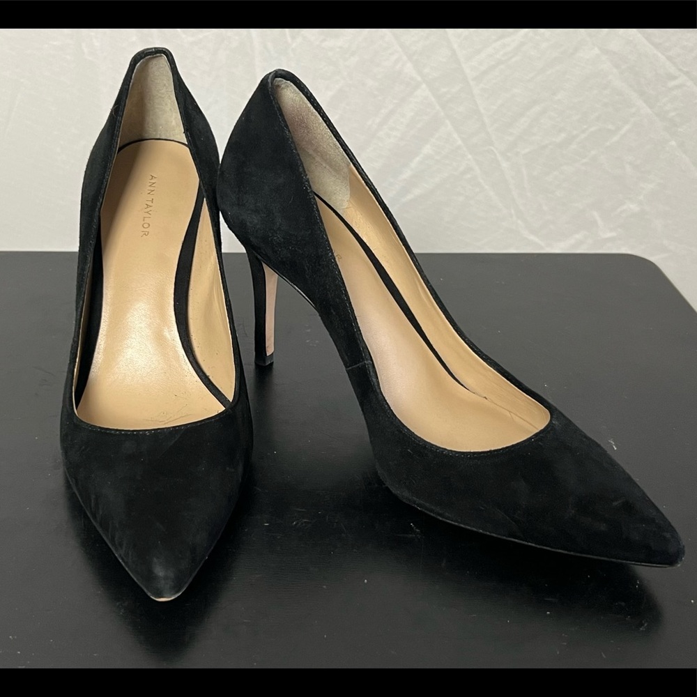 Black Ann Taylor classic pumps